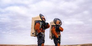 Το πλήρωμα του MARS-V δοκιμάζει πρωτότυπες αναλογικές στολές διαστήματος