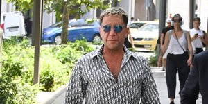 Ο Γιώργος Μαζωνάκης περπατά στην Πανεπιστημίου