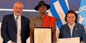 Ο Αναπληρωτής Διευθυντής Πολιτισμού της UNESCO Ερνέστο Οττόνε, ο επικεφαλής της κοινότητας Wazee wa Mazingira και η Υπουργός Λίνα Μενδώνη κατά την τελετής της απονομής