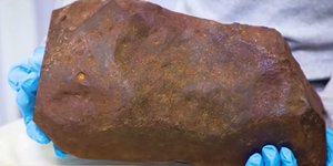 Άντρας κρατάει πέτρα για χρόνια, ελπίζοντας ότι είναι χρυσός. Αποδείχθηκε ότι είναι πολύ πιο πολύτιμη