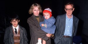 Η Μία Φάροου με τον Γούντι Άλεν και τα παιδιά τους, Μόουζες, Ρόναν και Ντίλαν