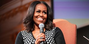 Η Μισέλ Ομπάμα με μικρόφωνο
