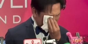 Ο πρόεδρος του διαγωνισμού Miss Universe κλαίει ζητώντας συγνώμη