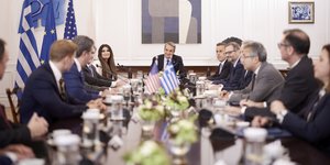 Ο Κυριάκος Μητσοτάκης με τους Αμερικανούς υπουργούς και την Γκίλφοϊλ