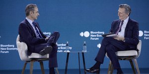 Ο Κυριάκος Μητσοτάκης συνομίλησε με τον Βρετανό αρχισυντάκτη του Bloomberg News, Τζον Μικλεθγουέιτ