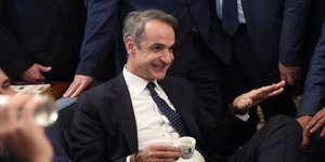 Ο Κυριάκος Μητσοτάκης με βουλευτές της ΝΔ στο εντευκτήριο