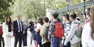 Ο Κυριάκος Μητσοτάκης και η Κίμπερλι Γκίλφοϊλ χαιρετούν μαθητές έξω από το Μαξίμου 
