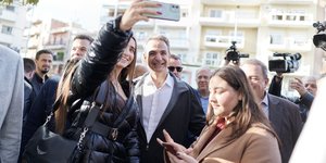 Ο Κυριάκος Μητσοτάκης με πολίτες στην Κομοτηνή