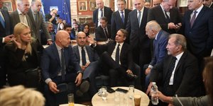 Ο Κυριάκος Μητσοτάκης με βουλευτές της ΝΔ στο εντευκτήριο της Βουλής