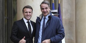 Στιγμιότυπο από την υποδοχή του Κυριάκου Μητσοτάκη από τον Εμανουέλ Μακρόν, τον Φεβρουάριο του 2025