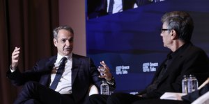 Ο Κυριάκος Μητσοτάκης συνομιλεί με τον Γιάννη Μπέζο