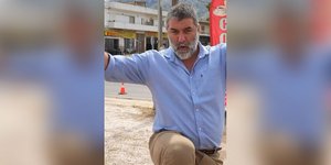 Ο Βασίλης Μπισμπίκης κάνοντας κινήσεις καράτε