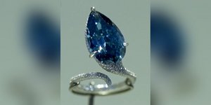 Εντυπωσιακό μπλέ διαμάντι πουλήθηκε για πάνω από 25 εκατ. δολάρια σε δημοπρασία του Christie's