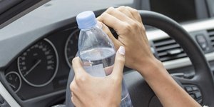 Μπουκάλι νερό αυτοκίνητο