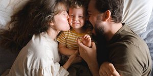 Eίναι φυσιολογικό να νιώθεις χειρότερα στο μικρο-επίπεδο και καλύτερα στο μάκρο-επίπεδο, χωρίς να είσαι υποκριτής / SHUTTERSTOCK