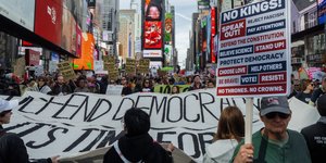 Διαδηλωτές στη Νέα Υόρκη καταγγέλλουν διάβρωση των δημοκρατικών θεσμών από την κυβέρνηση Τραμπ