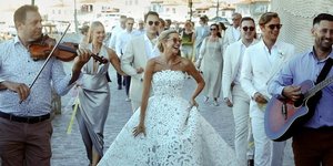 Η νύφη που παντρεύτηκε στην Ύδρα με νυφικό Oscar de la Renta