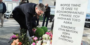 Ο Νίκος Ανδρουλάκης άφησε λουλούδια στο μνημείο της Κυριακής Γρίβα