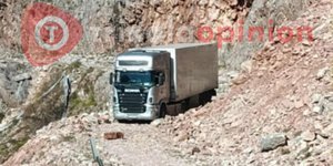 Νταλίκα εγκλωβίστηκε σε χωματόδρομο με πεσμένα βράχια στα Τρίκαλα