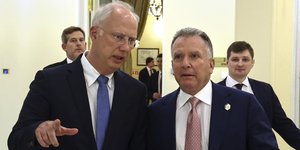 Ο απεσταλμένος του προέδρου Βλαντιμίρ Πούτιν για επενδύσεις, Κιρίλ Ντμίτριεφ (αριστερά), και ο ειδικός απεσταλμένος του προέδρου των ΗΠΑ Ντόναλντ Τραμπ, Στιβ Γουίτκοφ