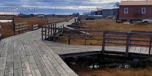 Η μετακίνηση στο Νουνάπιτσουκ της Αλάσκα γίνεται μόνο πάνω σε ξύλινες ράμπες