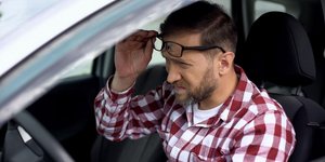 Οδηγός με γυαλιά οράσεως 