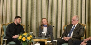 Η Ολγα Σαπολάγιεβα ανάμεσα στον Βολοντίμιρ Ζελένσκι και τον Κώστα Τασούλα