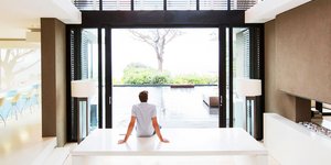 Η νέα πραγματικότητα των υπερπλουσίων δεν μετριέται πια σε τετραγωνικά, αριθμό υπαλλήλων ή ιλιγγιώδη ποσά σε επενδυτικά χαρτοφυλάκια. Μετριέται σε ιδιωτικότητα / SHUTTERSTOCK