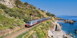 Στον Πορθμό της Μεσσίνας, ανάμεσα στη στεριά της Καλαβρίας και την απέναντι όχθη της Σικελίας, εκτελείται εδώ και πάνω από έναν αιώνα το ίδιο καθημερινό θαύμα / INTERCITY NOTTE