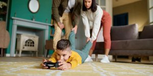 Παιδιά σε ψηφιακό αδιέξοδο: Ο εθισμός στις οθόνες γεννά ξεσπάσματα βίας ακόμα και στους γονείς και πλήρη απώλεια ελέγχου 