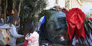 Πολυτεχνείο παιδιά στεφάνια μνημείο