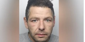 Συλλήψεις στην Βρετανία μετά τον μυστήριο θάνατο παιδοκτόνου στο κελί του