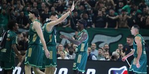 Παίκτες του Παναθηναϊκού πανηγυρίζουν