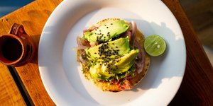 Pancakes με τόνο και αβοκάντο / Φωτογραφία: Unsplash