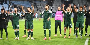 Οι παίκτες του Παναθηναϊκού πανηγυρίζουν τη νίκη επί της Μάλμε 