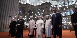 Με τις κάλτσες στο Μπλε Τζαμί ο Πάπας