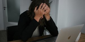 Γυναίκα εκνευρισμένη στο γραφείο