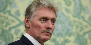 Ντμίτρι Πεσκόφ σε πράσινο φόντο