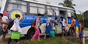 Πολίτες απομακρύνονται από τα σπίτια τους