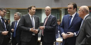 Ο Κυριάκος Πιερρακάκης σε σύνοδο του Eurogroup, τον κοιτά ο Γερμανός ομόλογός του Λαρς Κλινγκμπάιλ 