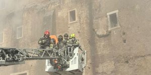 Κατέρρευσε μέρος πύργου κοντά στο Κολοσσαίο στη Ρώμη