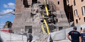 Απεγκλωβίστηκε ζωντανός εργάτης από τα ερείπια του Πύργου των Κόμηδων