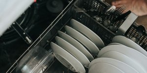 Το viral κόλπο μιας μαμάς για να εξοικονομείτε χρήματα στα μικρά πλυντήρια πιάτων