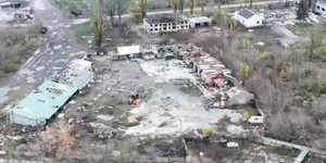 Ρώσοι στρατιώτες διακρίνονται σε βίντεο να περπατούν ανενόχλητοι σε δρόμο της ερειπωμένης πόλης Ποκρόφσκ	