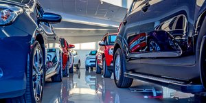 Έκθεση καινούργιων αυτοκινήτων 