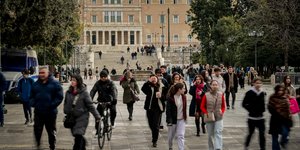 Πολίτες στην πλατεία Συντάγματος