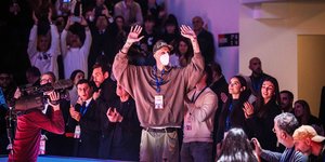 O Ακίλε Πολονάρα αποθεώνεται στο γήπεδο