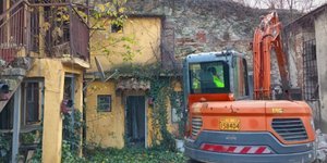 Κατεδαφίζονται απαλλοτριωμένα και ετοιμόρροπα κτίρια στην Άνω Πόλη