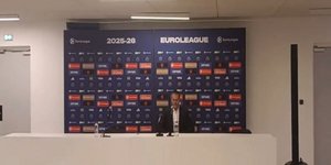 Μόνος του ήταν ο προπονητής της Βαλένθια στη συνέντευξη Τύπου