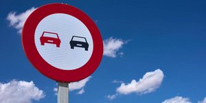 Πινακίδα για παράνομη προσπέραση